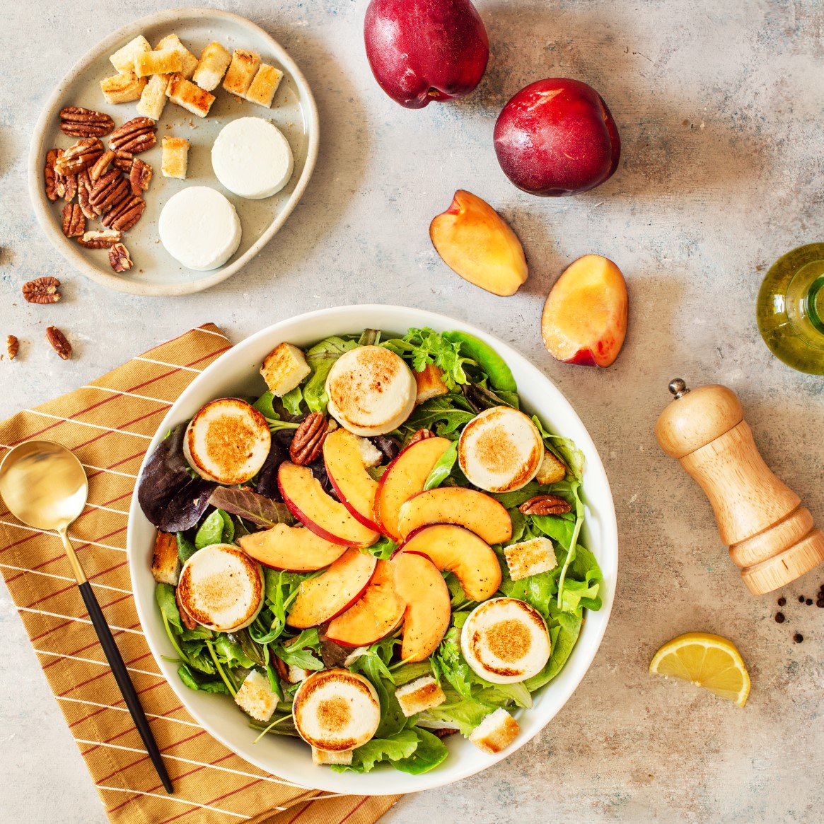 Insalata golosa di caprino e pesca