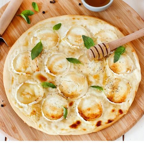 Pizza bianca con formaggio di capra e miele